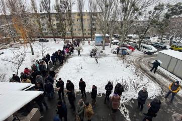 Displaced persons lining up to received aid and supplies.